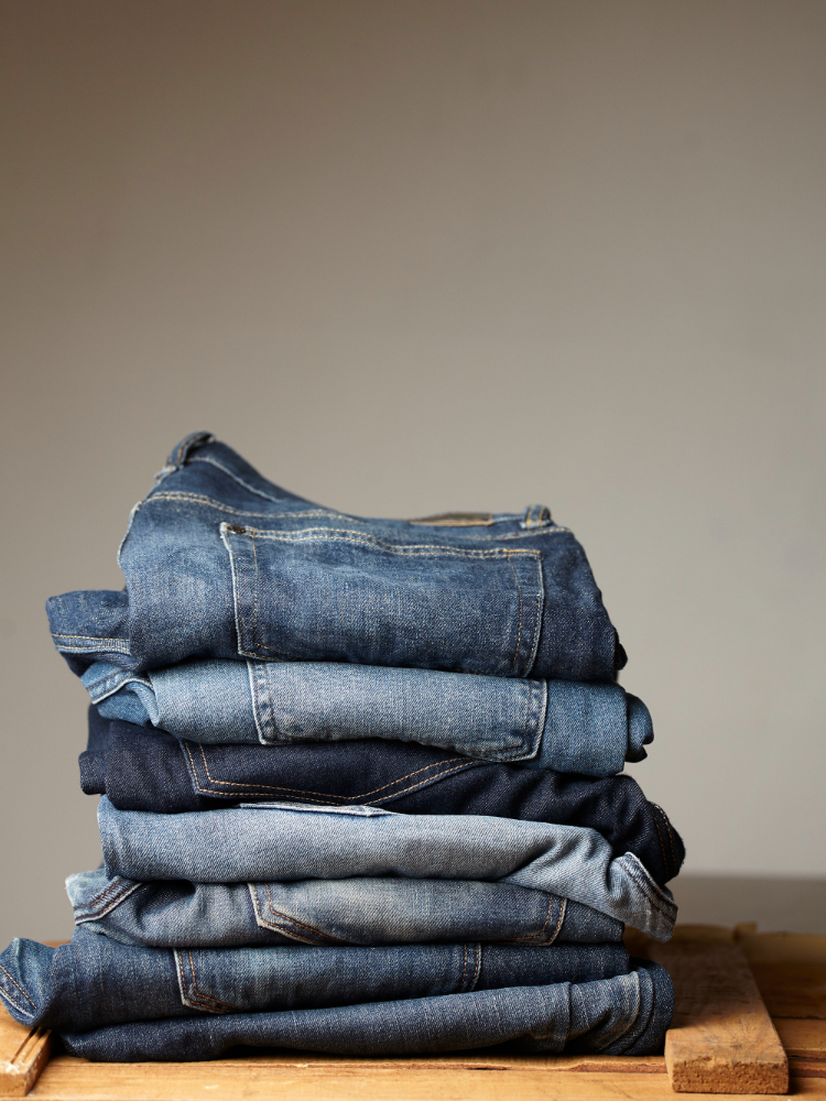 Como dobrar calça jeans do jeito certo e economizar espaço no armário