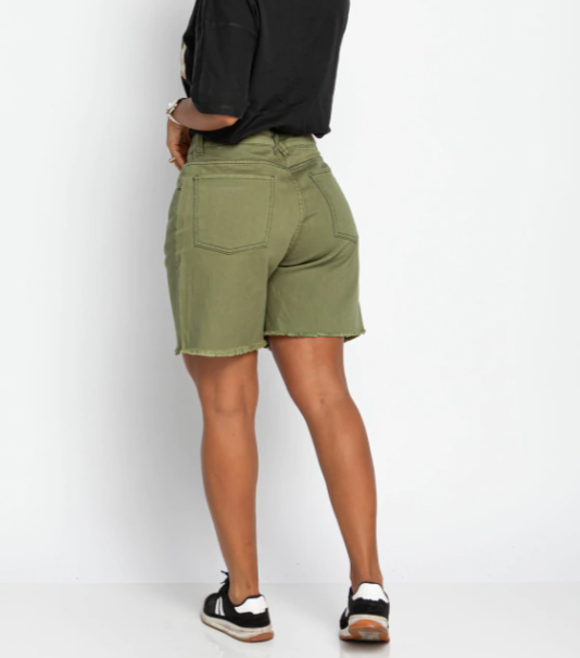 Tendência do verão 2025: dicas sobre como usar "jorts"